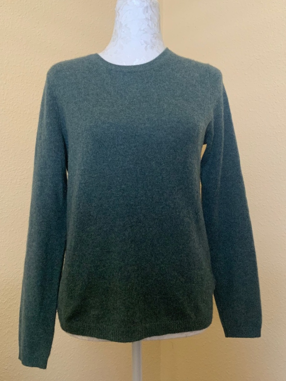 Tahari 100% Cashmere Sweater